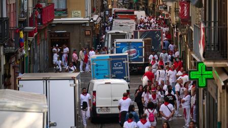 Camiones reponiendo en bares y restautantes de la calle Estafeta de Pamplona durante los Sanfermines de hace dos años
