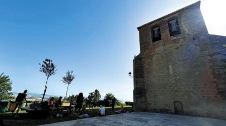El espacio verde ubicado junto a la Iglesia de San Andrés, de Zariquiegui, es uno de los refugios existentes en la Comunidad foral para combatir el calor