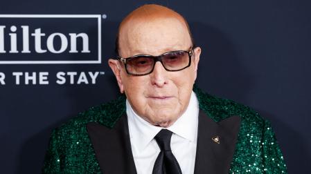 Fotografía del 31 de enero de 2026 del poderoso ejecutivo de la industria musical Clive Davis posando en la alfombra roja de la gala previa a los Premios Grammy