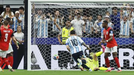 El delantero de Argentina Leo Messi marca el primero de sus goles contra Austria