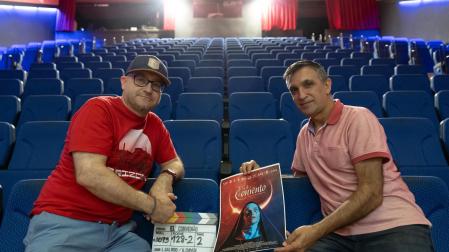 Luis Galindo y Ángel M. Chivite en el cine Avenida de Cintruénigo con la claqueta y un póster de ‘El convento’