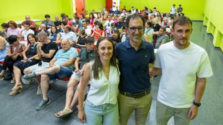 De izquierda a derecha: Claudia Gatón, Iker Rubio, y Álvaro Cordón ‘Cone’, durante la presentación este lunes del nuevo club Tudela Fútbol Sala celebrada en el Centro Cívico Lourdes