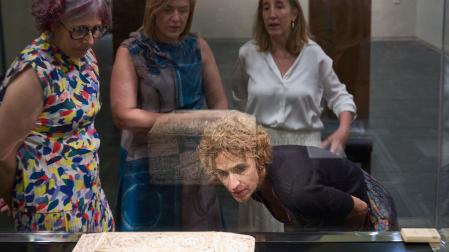 La presidenta María Chivite observa la Arqueta de Leyre, una de las piezas emblemáticas del Museo de Navarra