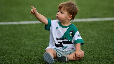 Un pequeño aficionado del Pamplona que no se perdió el duelo histórico de su equipo ante el Murcia Imperial