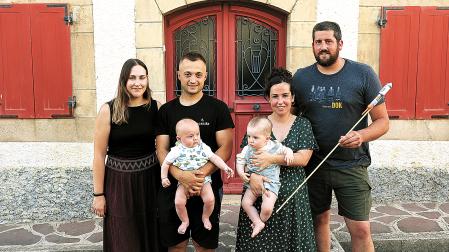 APUESTA JOVEN POR VIVIR EN EL PIRINEO. Desde la izda.: Judit Cervantes Macaya y Mitxel Etxenike Araiz, con su pequeño Marko Etxenike Cervantes en brazos; y Elisa Urtasun Echeverría y Beñat Agorreta Zabalza, padres de Mattin Agorreta Urtasun. Portan el chupinazo que lanzan este martes