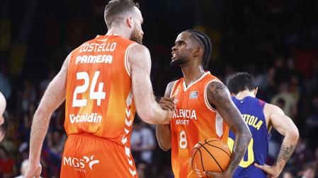El escolta dominicano del Valencia Basket Jean Montero y el pívot Matt Costello conversan durante el tercer partido