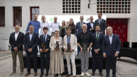 *A: Irati Aizpurua San Román *F: 22-06-26 *T: Entrega premio taurino Ciudadela. *L: Patio de caballos de la plaza de toros de Pamplona.