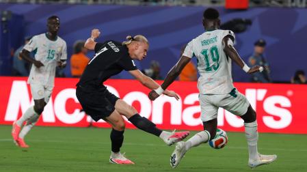 Erling Haaland (i) de Noruega disputa el balón con Moussa Niakhate de Senegal este lunes, en un partido del grupo I del Mundial de la FIFA 2026 entre Noruega y Senegal en el estadio MetLife en Nueva Jersey