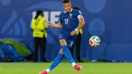 Kylian Mbappe de Francia patea un balón este lunes, en un partido del grupo I del Mundial de la FIFA 2026 entre Francia e Irak en el estadio Lincoln Financial Field en Filadelfia