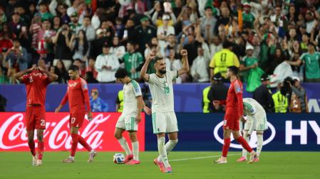 Nabil Bentaleb (c) de Argelia celebra este lunes, al finalizar un partido del grupo J del Mundial de la FIFA 2026 entre Jordania y Argelia en el estadio Levi's en Santa Clara