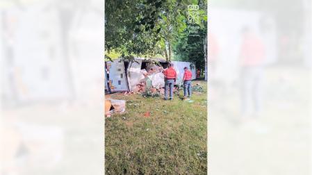 Imagen del estado en el que ha quedado el camión que se ha salido de la vía en Zozaia