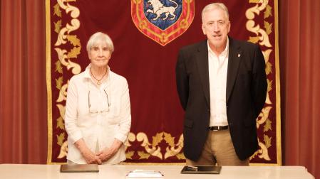 El alcalde, Joseba Asiron, y la vicepresidenta del patronato de la Fundación Casa Misericordia, Camino Oslé, han rubricado el acuerdo este martes en el Salón de Recepciones de la Casa Consistorial.