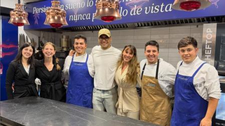 El cantante mexicano Carlos Rivera, con gorra en el centro, junto al personal del restaurante Kabo
