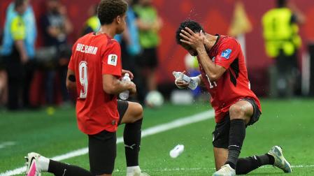 Hamza Abdelkarim (izda.) y su compañero Mohanad Lasheen beben en una pausa durante un partido de Egipto en el Mundial
