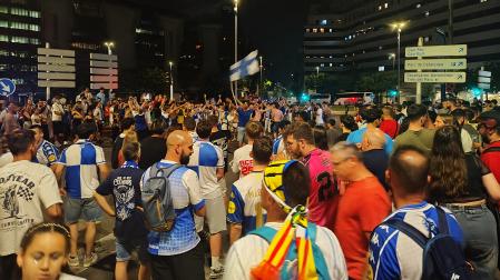 Aficionados del Sabadell celebran el ascenso de su equipo a la segunda división tras derrotar al Zamora