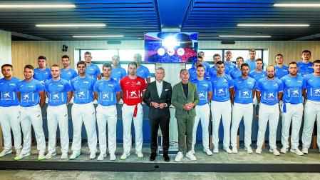 Los pelotaris participantes, junto con los representantes de las promotoras, y Kepa Badiola, director territorial norte de Caixabank, en la presentación