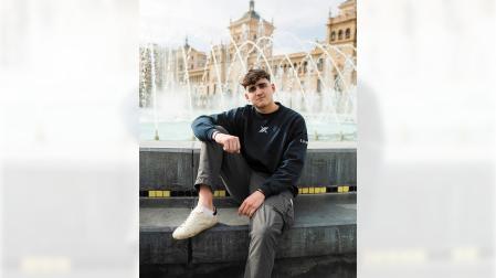 Aimar Goñi, jugador de pádel navarro, en la fuente de Acera de Recoletos de Valladolid