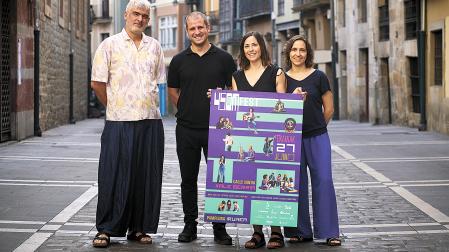 Iñigo Villar, Carlos Andrés Uranga, Itziar Gorrindo y Sonia Ochoa, ayer, en la calle Nueva de Pamplona