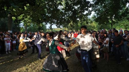 Instante en que los quintos bailan en cadeneta en las inmediaciones de la ermita de San Juan.