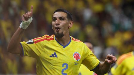 Daniel Muñoz de Colombia celebra su gol de este martes, durante un partido del grupo K del Mundial de la FIFA 2026 entre Colombia y RD Congo en el estadio Akron en Guadalajara