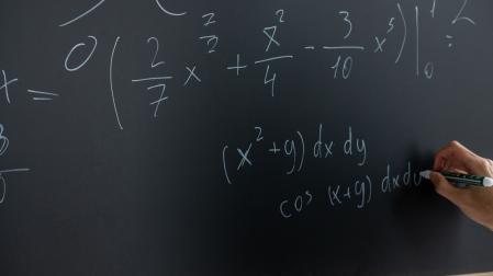 Una pizarra escolar durante una clase de matemáticas