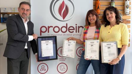 Michel Lumbreras (AENOR) hace entrega del certificado Residuo Cero a Sonia Moneo y Silvia García (Prodein)