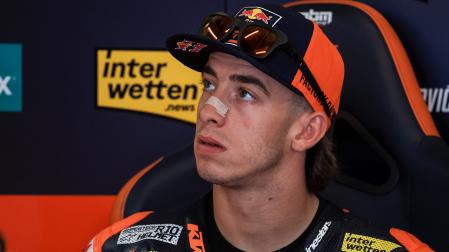 Pedro Acosta observa los tiempos durante los entrenamientos oficiales del GP de la República Checa en el circuito de Brno