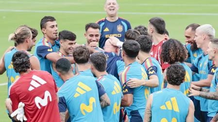 Los jugadores de España celebran el cumpleaños del seleccionador Luis de la Fuente durante el entrenamiento del pasado lunes