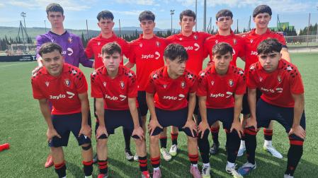Sergio Nuin, arriba a la derecha, en un partido de esta temporada con el Juvenil B de Osasuna