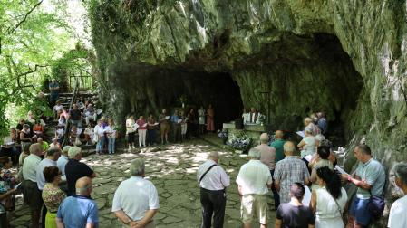 Imagen de la eucaristía celebrada en la gruta de San Juan Xar.