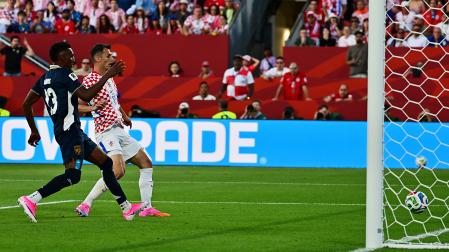Momento en el que Ante Budimir empuja a gol el centro de Stanisic