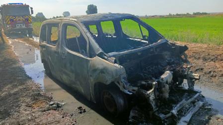 Vehículo que ha ardido en Traibuenas y que ha provocado un incendio de vegetación