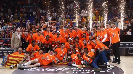 Los jugadores del Valencia Basket celebran la victoria y el título de campeones al finalizar el cuarto partido de la final de la Liga Endesa disputado entre Barcelona y Valencia Basket