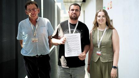 El alcalde de Igúzquiza, Miguel Ábrego, y dos de los representantes del concejo, Iñaki Pérez e Irache Azanza, antes de su comparecencia en la comisión parlamentaria de Desarrollo Rural.