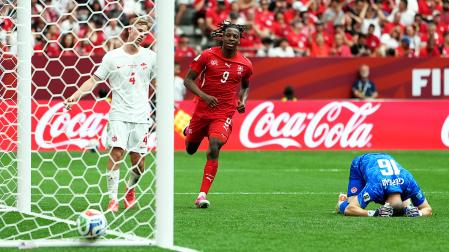 Desolación en un defensa y el meta canadienses tras anotar Johan Manzambi el segundo tanto de Suiza