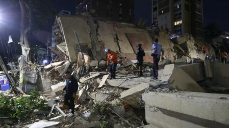 Integrantes de cuerpos de emergencia buscan víctimas en Caracas tras los dos terremotos en Venezuela