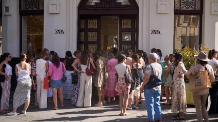 Fotos del comienzo de las rebajas de verano en Pamplona.