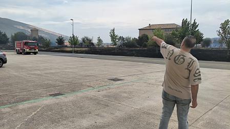 Un trabajador de una empresa maderera de la Ciudad del Transporte cercana al incendio