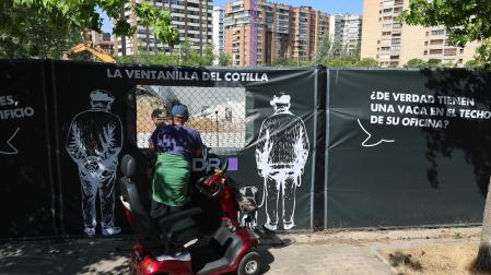 Un vecino observa las obras a través de una de las ventanas que se han habilitado