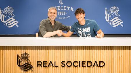 Álex Marchal, junto a Erik Bretos, director de fútbol de la Real Sociedad