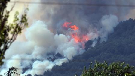 Foto del incendio al norte del monte San Cristóbal