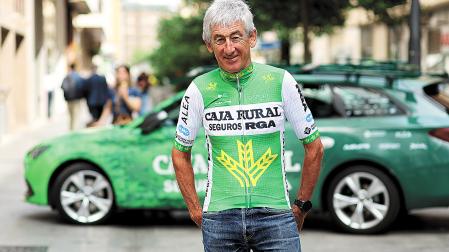 Marino Lejarreta, con el maillot con el que Caja Rural regresará al Tour de Francia