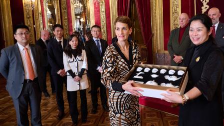 Chivite recibe como obsequio un servicio de té de la consejera política de la embajada china, Tian Geng, en 2025, regalo que guarda el servicio de Protocolo.