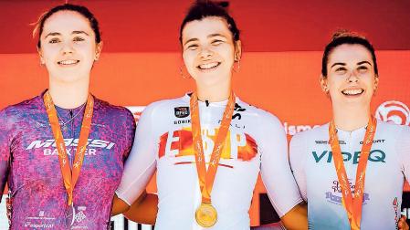 De izquierda a derecha, Nahia Imaz, Laia Puigdefábregas y Goretti Sesma, en el podio de Sabiñánigo