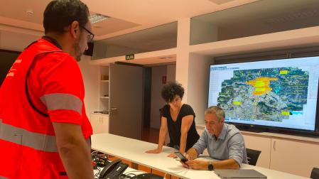 La consejera de Interior, Función Pública y Justicia, Inma Jurío, el director general de Interior, Salva Díez, reunidos en el Comité Asesor de Emergencias (CAE)