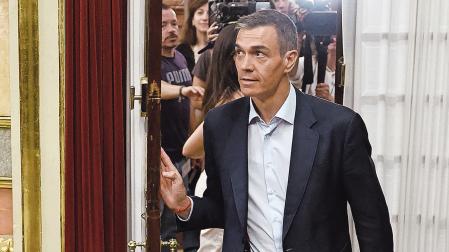 El presidente del Gobierno, Pedro Sánchez, abandonaba el jueves el hemiciclo, tras la sesión plenaria