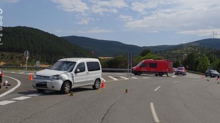 La furgoneta y la moto accidentadas, tras el choque