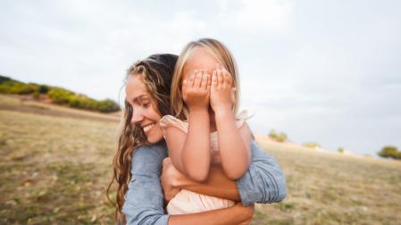 La ciencia lleva años estudiando qué comportamientos favorecen el desarrollo emocional saludable durante la infancia