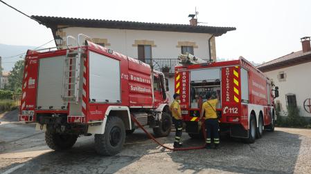Dos camiones de bomberos en una de las poblaciones afectadas por el incendio.