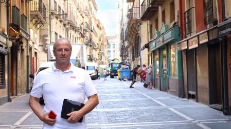 Miguel ángel Zuza, comercial de Coca-Cola, en la calle Estafeta.